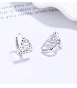 Vue macro des créoles nœud celte en argent 925 sterling avec poinçon S925
