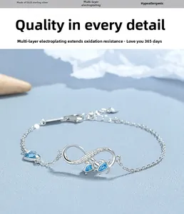 Détail du bracelet en argent avec infini, tortues et pierres de zircon bleu marine