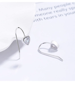 Détails des boucles d'oreilles cœur en argent S925 serties de zircons transparents