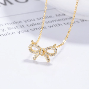 Magnifique collier nœud en argent 925 doré serti de zircons avec une chaîne fine en O