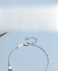 Détail de la chaîne en argent S925 avec zircon coeur rose et poinçon de qualité
