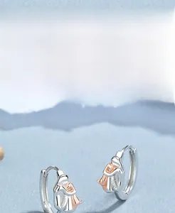 Dettaglio di orecchini a cerchio in argento sterling S925 con accento in oro rosa