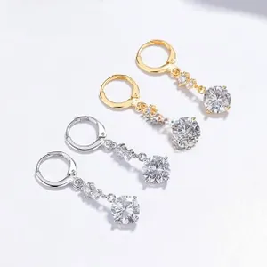 Détail de boucles d'oreilles en argent et or avec de gros oxydes de zirconium ronds