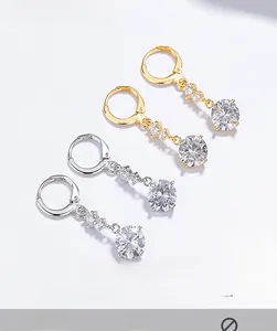 Gros plan de boucles d'oreilles pampilles en argent 925 avec zircons ronds en or et argent