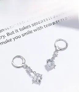Détail de boucles d'oreilles créoles en argent s925 avec zircons ronds suspendus