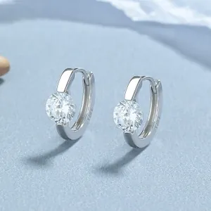 Vue macro de créoles en argent 925 avec zircons ronds brillants pour femmes élégantes
