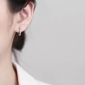 Orecchini a cerchio minimalisti in argento 925 con zirconi scintillanti a goccia