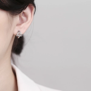 Boucles d'oreilles nœud celtique Triquetra en argent 925 portées par un mannequin