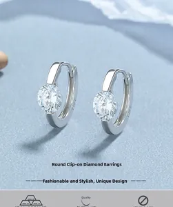 Gros plan de boucles d'oreilles en argent sterling 925 avec zircons ronds brillants