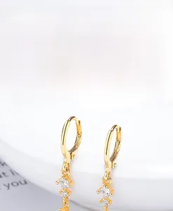 Détail de boucles d'oreilles créoles en argent S925 doré avec pampilles de zircon blanc