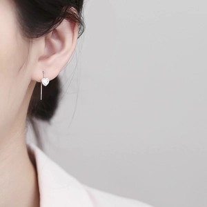 Élégantes boucles d'oreilles cœur en argent 925 avec pendentif barre sur modèle