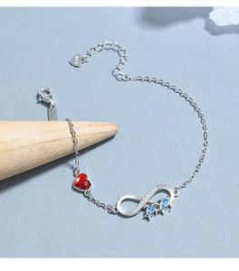 Détail macro du bracelet infini en argent S925 avec cristaux en forme de cœur