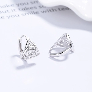 Boucles d'oreilles créoles nœud celtique triquetra en argent 925 style minimaliste femme