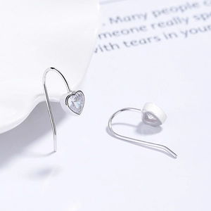 Boucles d'oreilles cœur en argent 925 avec zircone cubique sur fond poétique élégant