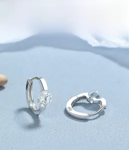 Détail de créoles en argent sterling 925 avec zircon rond et placage multicouche