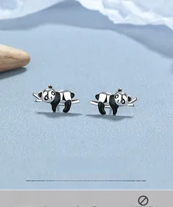 Dettaglio ravvicinato di orecchini panda in argento sterling 925 con bambù e smalto