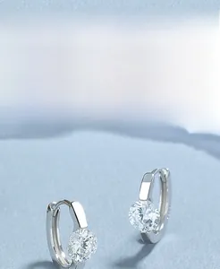 Vue détaillée des créoles en argent sterling S925 avec des zircons brillants