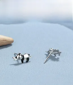 Dettaglio di orecchini panda in argento 925 con finitura lucida antiallergica