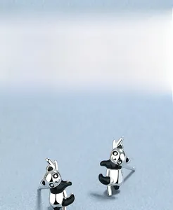 Dettaglio orecchini a forma di panda in argento sterling 925 con accenti in smalto nero