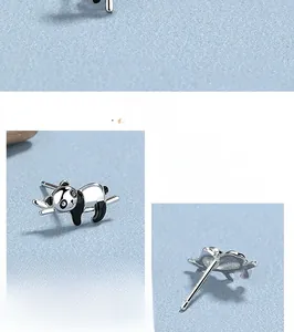 Dettaglio macro degli orecchini panda in argento sterling 925 con finitura lucida e design 3D