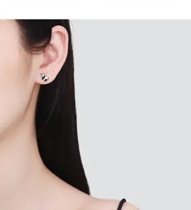 Dettaglio di modella che indossa orecchini a lobo panda in argento sterling 925