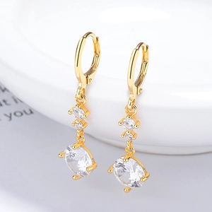 Élégantes boucles d'oreilles pampilles en argent 925 doré avec zircons sur porcelaine blanche