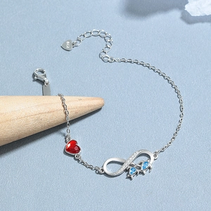 Bracelet infini cœur en argent S925 avec zircon rouge et pierres bleues sur fond bleu