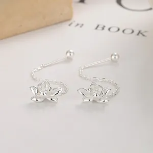 Vue macro de boucles d'oreilles lotus en argent 925 avec chainettes délicates