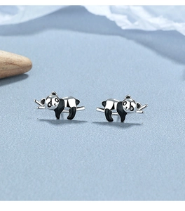 Macro di orecchini a lobo panda in argento 925 con dettagli in smalto nero su blu