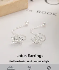 Détail macro des boucles d'oreilles lotus en argent 925 avec de longues chaînes pendantes