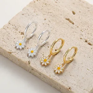 Sweet 925 Sterling Silver Daisy Flower Pendant Hoop Earrings For Women Fashion Fresh Tiny Camomille Drop Earrings Jewelry Accessory