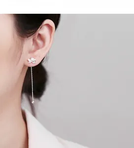 Gros plan de boucles d'oreilles lotus en argent 925 avec longue chaîne pendante