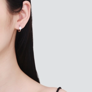 Boucles d'oreilles Huggie en argent sterling 925 avec un oxyde de zirconium rond et brillant