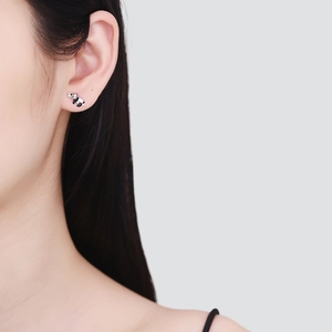 Orecchini a perno panda in argento sterling 925 indossati da una modella donna
