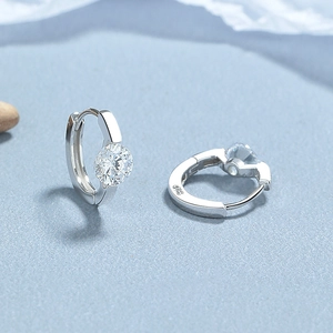 Boucles d'oreilles créoles en argent 925 avec un accent de zircone cubique rond brillant