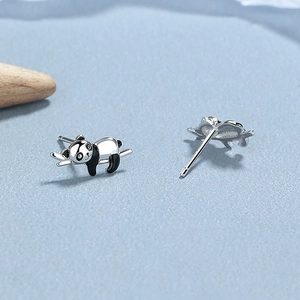 Orecchini a perno panda in argento 925 con smalto nero su sfondo blu elegante