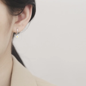 925 sterling silver daisy hoop earrings with small white petals and yellow flower centers