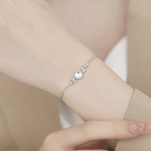 925 Sterling Silver leaf bracelet featuring a moonstone center on a delicate chain