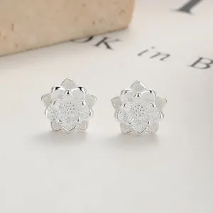 Vue macro des boucles d'oreilles lotus en argent 999 avec pétales de fleurs 3D détaillés
