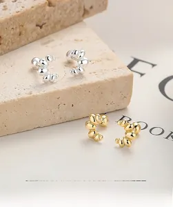 Gros plan sur des boucles d'oreilles croissant en argent 925 doré et argenté