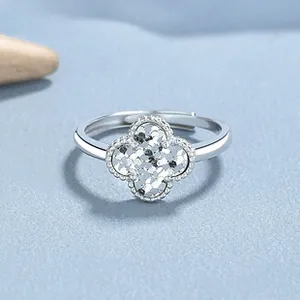 Détails de la bague trèfle en argent S925 avec texture scintillante et bords perlés
