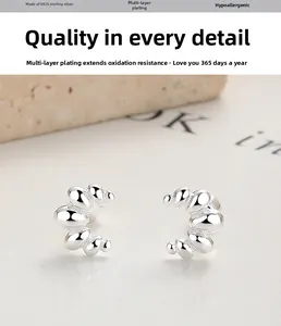 Vue macro de boucles d'oreilles croissant en argent S925 avec placage multicouche