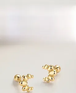Vue détaillée des boucles d'oreilles croissant en argent S925 avec placage or épais