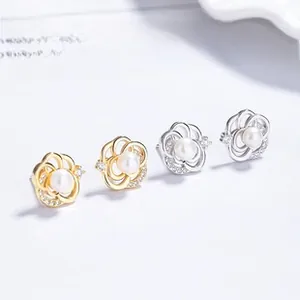 Detailansicht der 925er Silber Kamelien-Ohrringe mit Perle und goldener Beschichtung