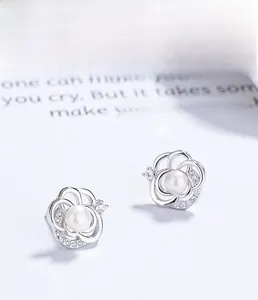 Detailansicht der S925 Sterling Silber Kamelien-Ohrringe mit Perle und Kristallbesatz