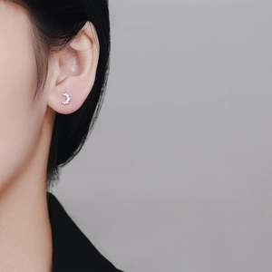 Clou d'oreille croissant en argent 925 porté par un mannequin au style moderne