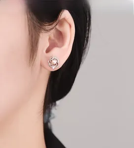 Detailansicht der Kamelien-Perlenohrringe in Silber mit Zirkonia-Akzenten am Modell