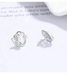 Nahaufnahme von S925 Silber Kamelien Ohrringen mit Perle und Zirkon-Details