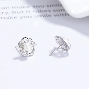 Camellia-Ohrstecker aus 925er Sterlingsilber mit Perle und funkelnden Zirkonia-Akzenten