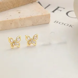 Detailansicht silberner und goldener Schmetterlingsstecker mit klaren Zirkonias